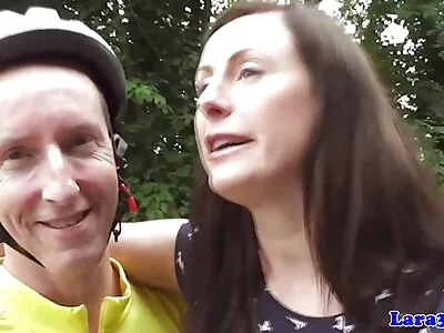 الفرخ مفلس يأخذ جولة مقاطع سكس جديده مترجمه على الديك ضخمة