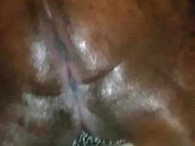 اللسان xnxx مترجم جديد من امرأة سمراء مع كس مشعر