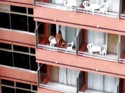 الجنس العاطفي مع صديقة مفلس في جميع أنحاء الشقة بورنو مترجم جديد